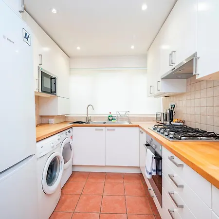 Pass The Keys Spacious 2br W Free Parking Patio Near Tube Nyaraló *
