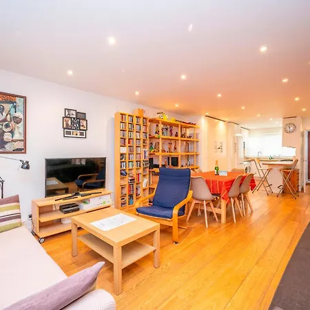 Pass The Keys Spacious 2br W Free Parking Patio Near Tube Nyaraló
