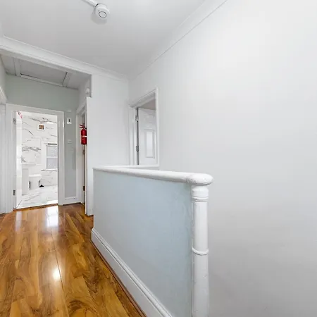Chic Private Bedroom In Near Tube - Bedroom1 *