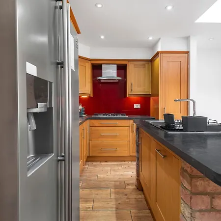 Spacious 4 Bedroom Home, Prime Location, Parking Holiday home *