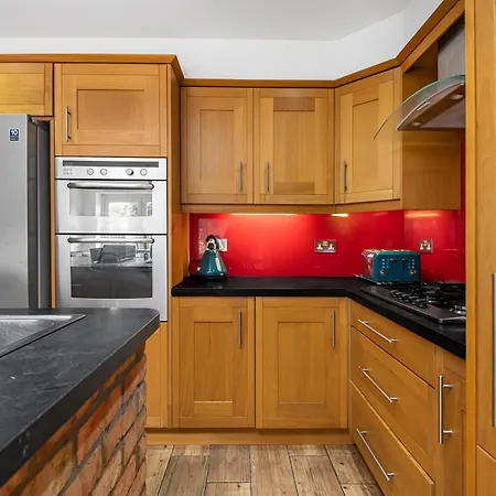 Holiday home Spacious 4 Bedroom Home, Prime Location, Parking Harrow