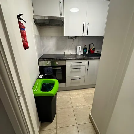 Queensborough Apartment, Apartment