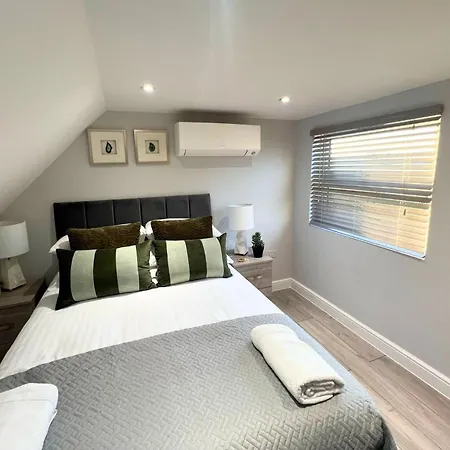 Aisiki At Barnet, Airconditioned & Pet-friendly 3 Bedrooms & 2 Bathrooms Duplex Flat With King Or Twin Beds And Double Beds With Free Wi-fi Apartment