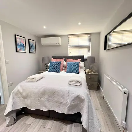 Aisiki At Barnet, Airconditioned & Pet-friendly 3 Bedrooms & 2 Bathrooms Duplex Flat With King Or Twin Beds And Double Beds With Free Wi-fi * New Southgate