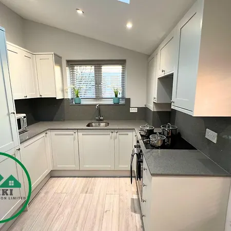 Aisiki At Barnet, Airconditioned & Pet-friendly 3 Bedrooms & 2 Bathrooms Duplex Flat With King Or Twin Beds And Double Beds With Free Wi-fi