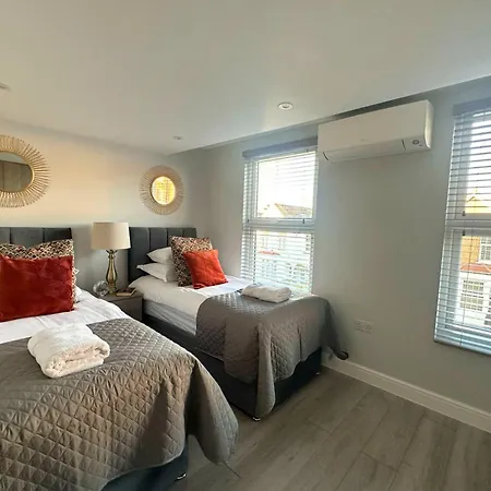 Apartment Aisiki At Barnet, Airconditioned & Pet-friendly 3 Bedrooms & 2 Bathrooms Duplex Flat With King Or Twin Beds And Double Beds With Free Wi-fi