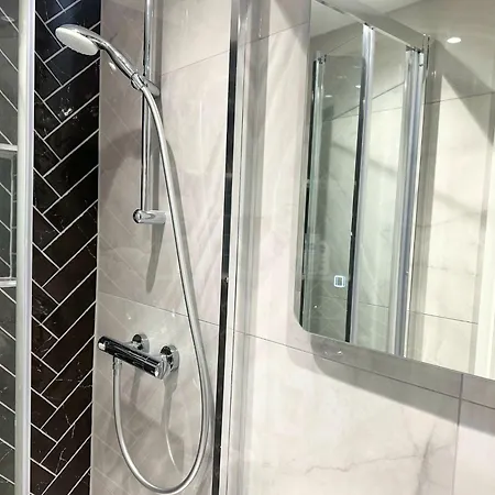 Aisiki At Barnet, Airconditioned & Pet-friendly 3 Bedrooms & 2 Bathrooms Duplex Flat With King Or Twin Beds And Double Beds With Free Wi-fi Apartment New Southgate