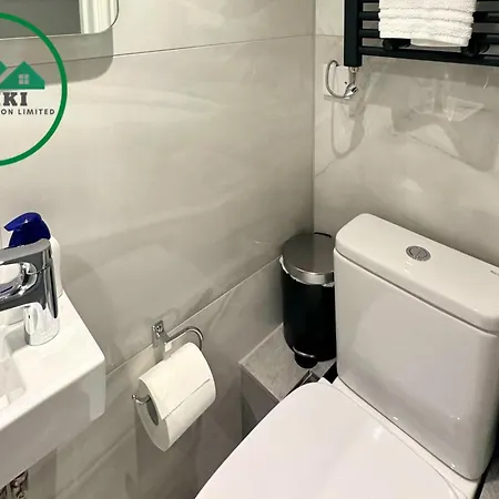 Apartment Aisiki At Barnet, Airconditioned & Pet-friendly 3 Bedrooms & 2 Bathrooms Duplex Flat With King Or Twin Beds And Double Beds With Free Wi-fi New Southgate