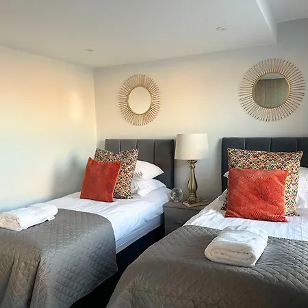 Aisiki At Barnet, Airconditioned & Pet-friendly 3 Bedrooms & 2 Bathrooms Duplex Flat With King Or Twin Beds And Double Beds With Free Wi-fi New Southgate