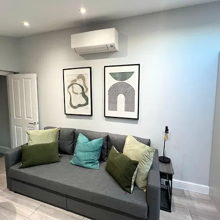 Aisiki At Barnet, Airconditioned & Pet-friendly 3 Bedrooms & 2 Bathrooms Duplex Flat With King Or Twin Beds And Double Beds With Free Wi-fi