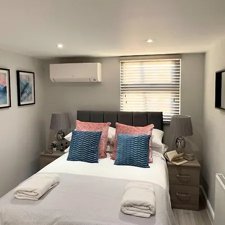 Aisiki At Barnet, Airconditioned & Pet-friendly 3 Bedrooms & 2 Bathrooms Duplex Flat With King Or Twin Beds And Double Beds With Free Wi-fi Apartment