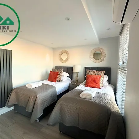 Apartment Aisiki At Barnet, Airconditioned & Pet-friendly 3 Bedrooms & 2 Bathrooms Duplex Flat With King Or Twin Beds And Double Beds With Free Wi-fi New Southgate