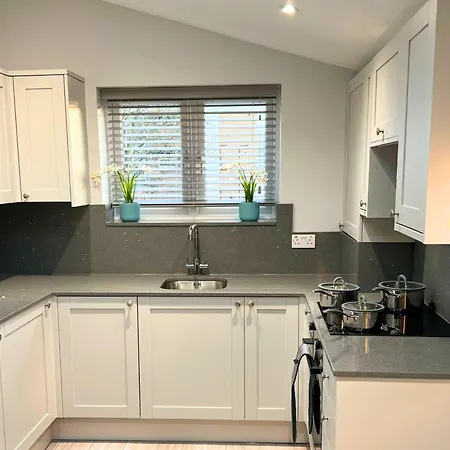 Aisiki At Barnet, Airconditioned & Pet-friendly 3 Bedrooms & 2 Bathrooms Duplex Flat With King Or Twin Beds And Double Beds With Free Wi-fi *