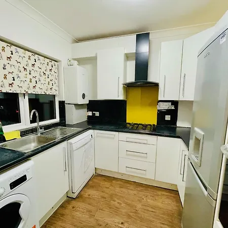 Luxury 2 Bed House With Parking, 5 Min Walk To Station & Ldo London