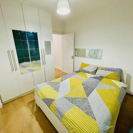 Luxury 2 Bed House With Parking, 5 Min Walk To Station & Ldo * London