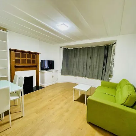 Luxury 2 Bed House With Parking, 5 Min Walk To Station & Ldo