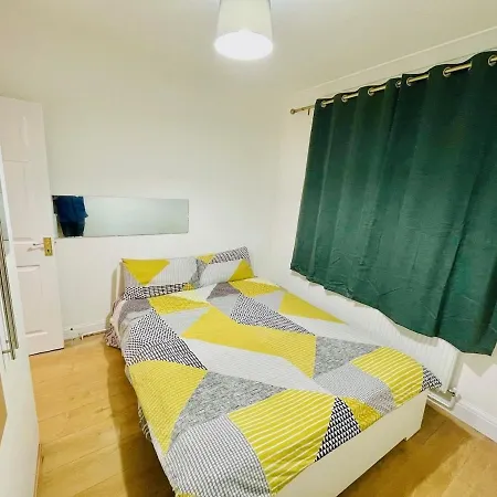 Luxury 2 Bed House With Parking, 5 Min Walk To Station & Ldo *