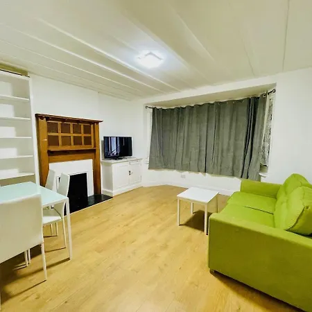 Luxury 2 Bed House With Parking, 5 Min Walk To Station & Ldo * London