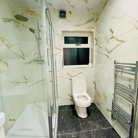 Holiday home Luxury 2 Bed House With Parking, 5 Min Walk To Station & Ldo