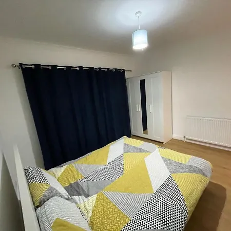 Luxury 2 Bed House With Parking, 5 Min Walk To Station & Ldo Holiday home London