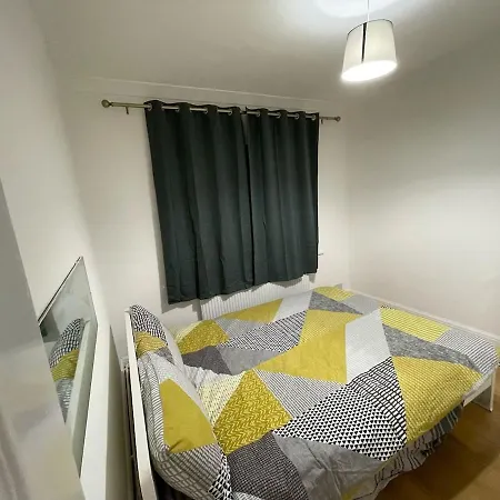 Holiday home Luxury 2 Bed House With Parking, 5 Min Walk To Station & Ldo London