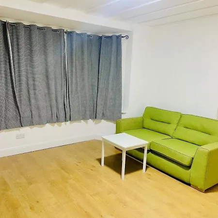 Luxury 2 Bed House With Parking, 5 Min Walk To Station & Ldo Holiday home *