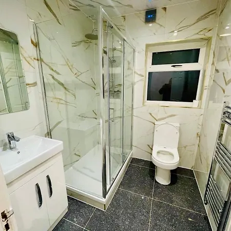Luxury 2 Bed House With Parking, 5 Min Walk To Station & Ldo Holiday home