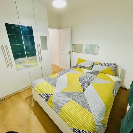 Luxury 2 Bed House With Parking, 5 Min Walk To Station & Ldo Holiday home *