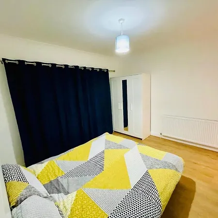 Luxury 2 Bed House With Parking, 5 Min Walk To Station & Ldo London