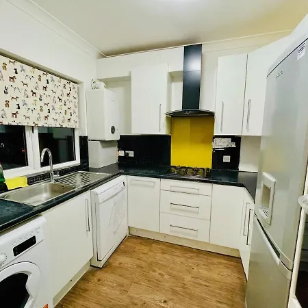 Luxury 2 Bed House With Parking, 5 Min Walk To Station & Ldo