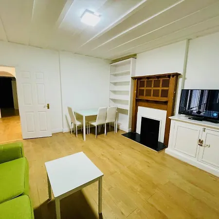 Holiday home Luxury 2 Bed House With Parking, 5 Min Walk To Station & Ldo