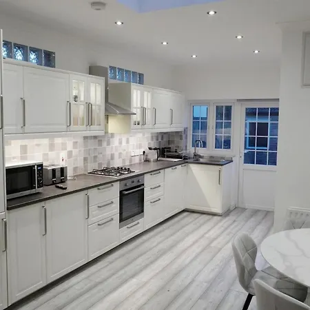 公寓 Luxury In Prime Location Steps From Woodgreen