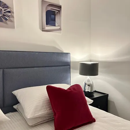 公寓 Luxury In Prime Location Steps From Woodgreen