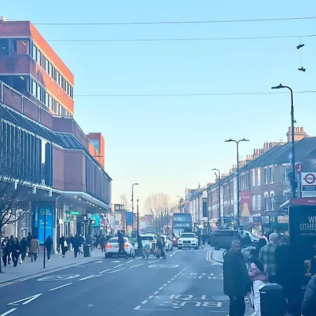 Luxury In Prime Location Steps From Woodgreen 伦敦