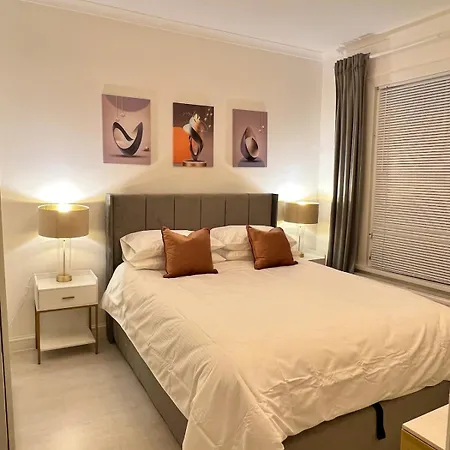 Luxury In Prime Location Steps From Woodgreen