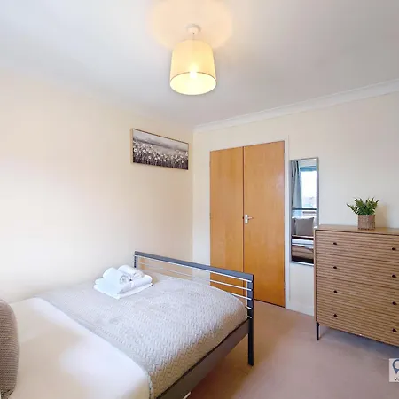 Fully Serviced Two Bed In Poplar *
