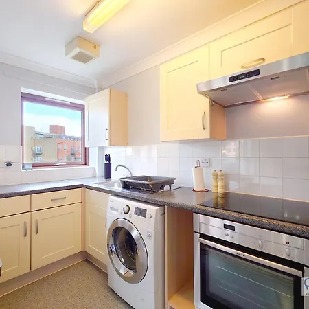 Fully Serviced Two Bed In Poplar Apartment London