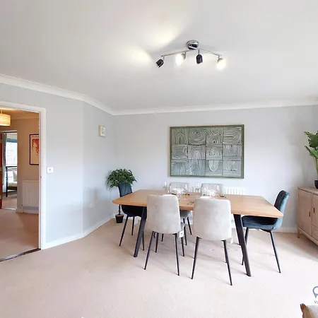 Fully Serviced Two Bed In Poplar Apartment