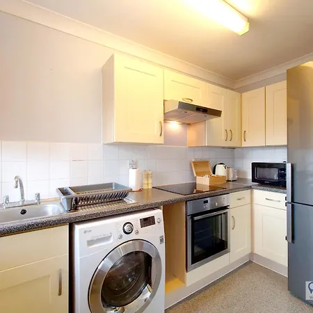 Fully Serviced Two Bed In Poplar * London