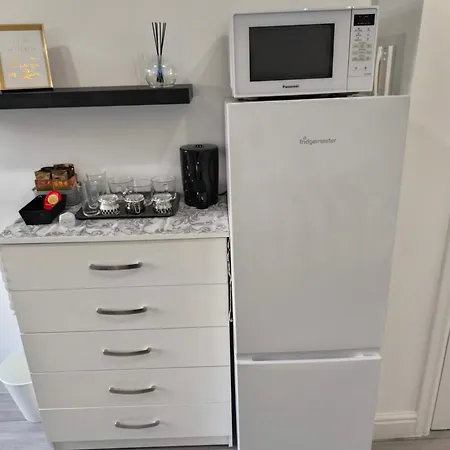 Full Equiped Rooms, Tooting Broadway Station * London