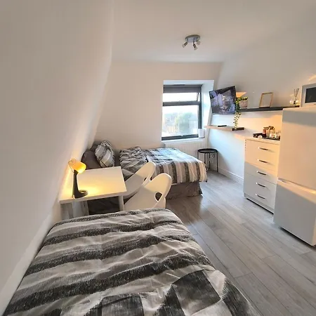 Full Equiped Rooms, Tooting Broadway Station Homestay *