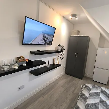 Full Equiped Rooms, Tooting Broadway Station * London