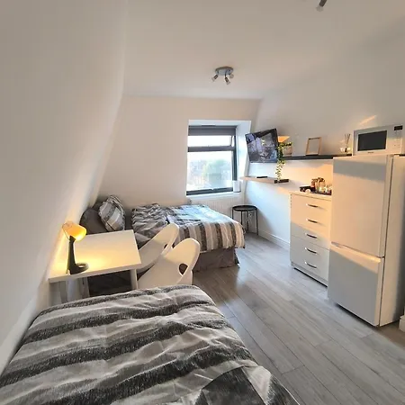 Full Equiped Rooms, Tooting Broadway Station Homestay London