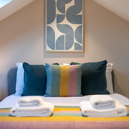 Vesto Three Bedroom Duplex In Clapham Apartman London