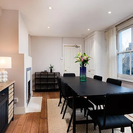 Vesto Three Bedroom Duplex In Clapham London