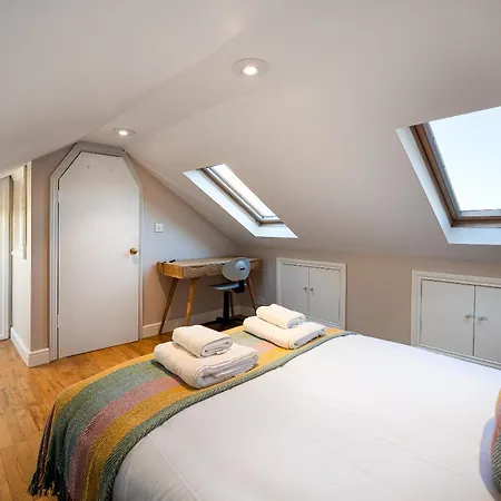 Vesto Three Bedroom Duplex In Clapham London