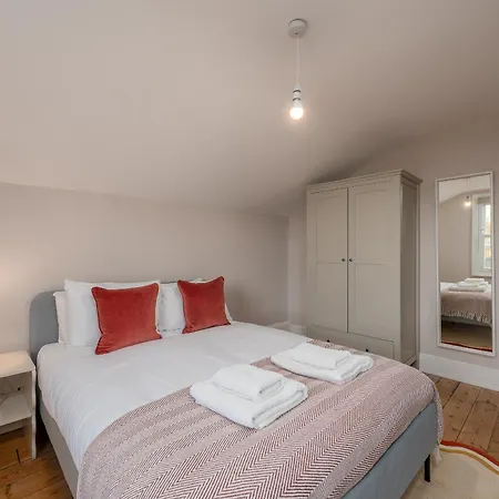 Vesto Three Bedroom Duplex In Clapham London