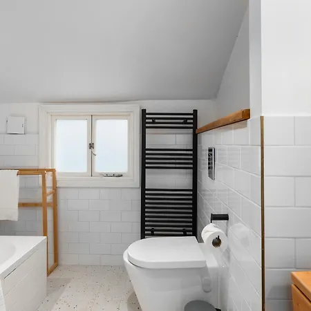 Vesto Three Bedroom Duplex In Clapham *