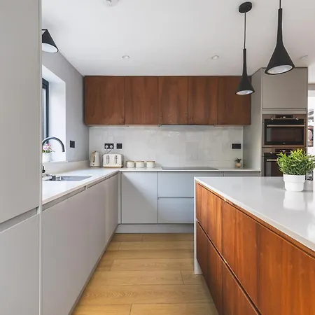 Upscale House In Acton East *