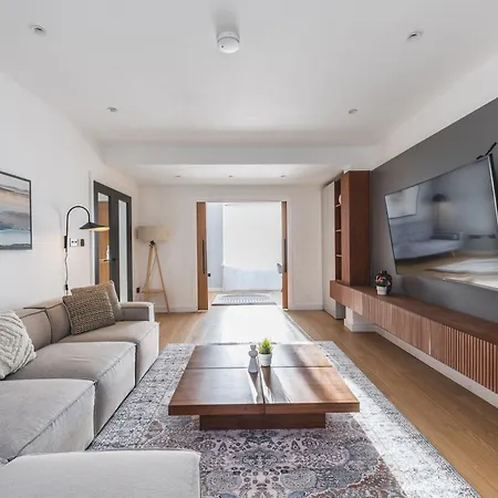 아파트 Upscale House In Acton East 런던